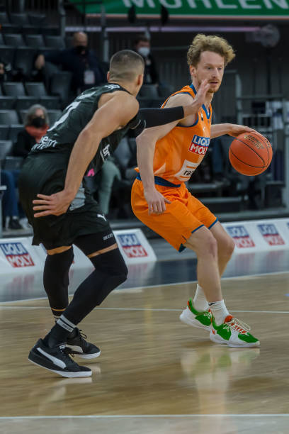 献也更加积 献也更加积